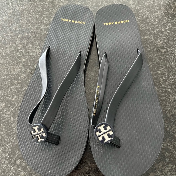 Tory Burch Black Flip Flops Size 7 EUC - Picture 2 of 5